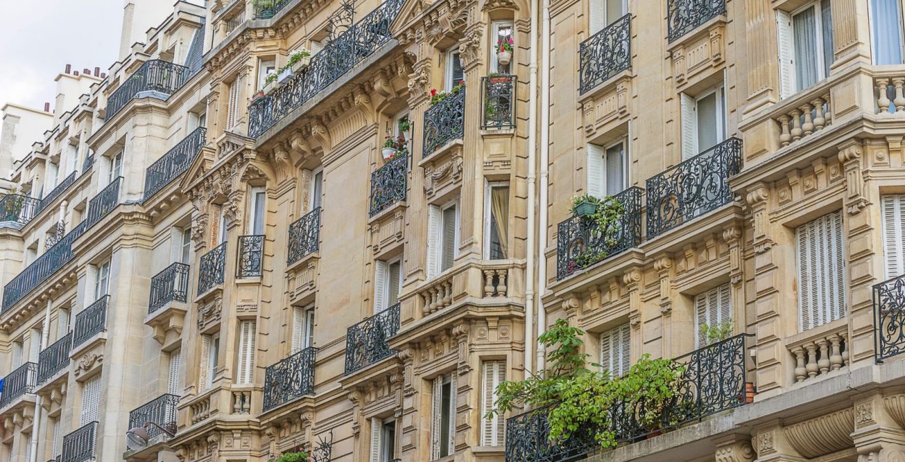 Description avec requête : Photo d'immeuble haussmanien - FONTANEL IMMOBILIER article ancien vs neuf